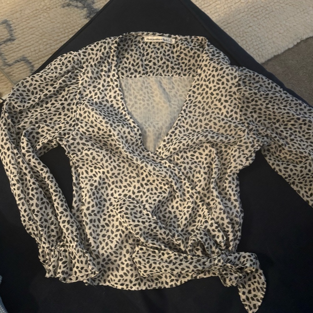 Abercrombie Women's Black and White Wrap Top - Picture 3 of 4